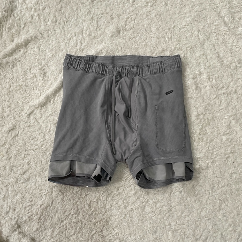 Lululemon men’s Gray men’s Shorts - Picture 7 of 11